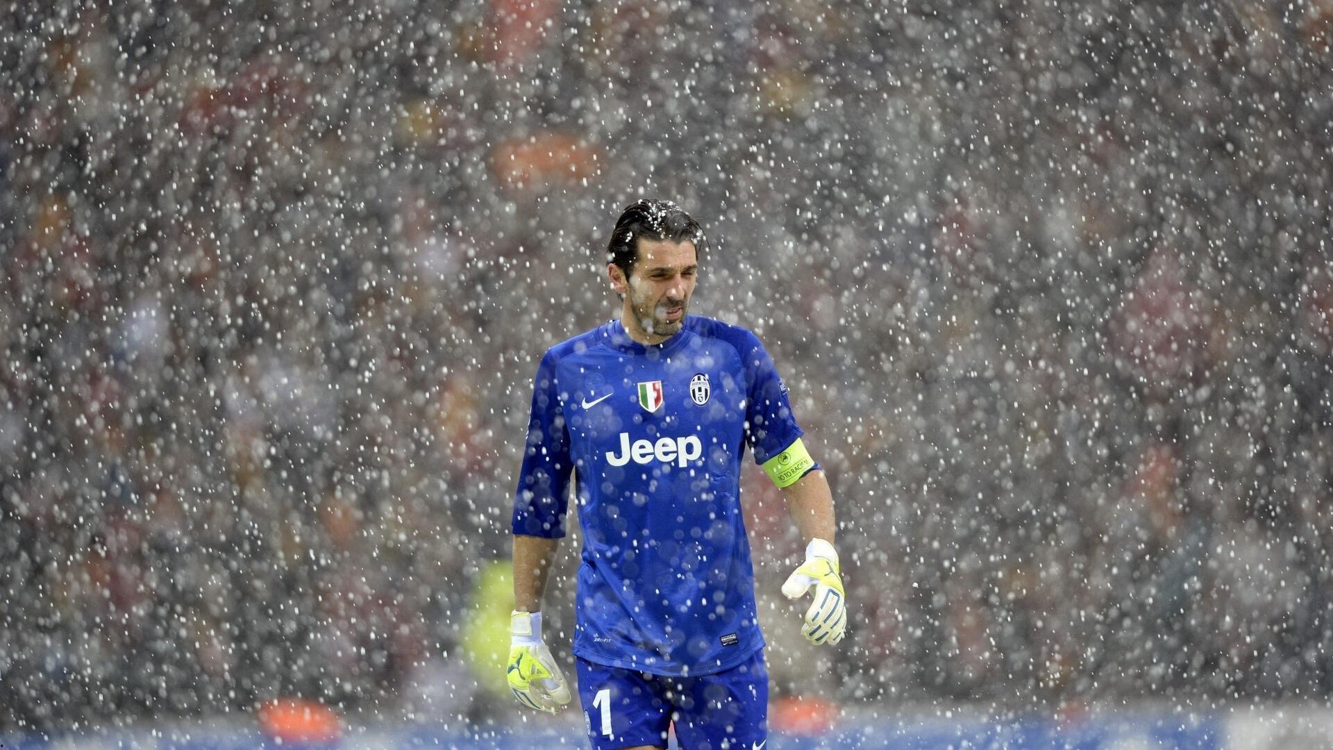 AC米兰26/27赛季球衣设计曝光，主场红黑条纹回归经典，二客粉黑配色引热议